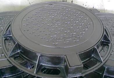 雨季防汛：为何排水系统必须使用高强度铸铁井盖？