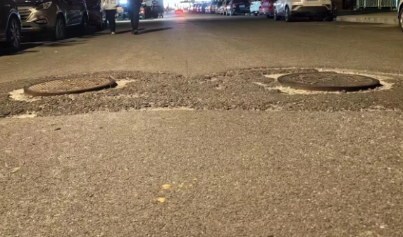 为什么开车压过井盖会“咣当”响？怎么解决？